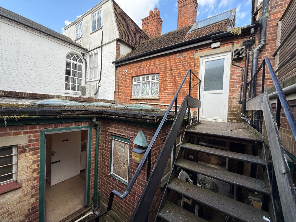 Lot: 37 - COMMERCIAL PROPERTY WITH SELF-CONTAINED SPLIT LEVEL FLAT ABOVE - Entrance to the flat at first floor level at the rear of the building